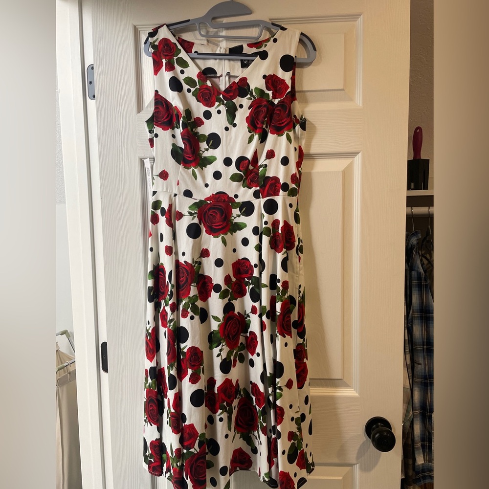 Hearts and roses women’s white sleeveless dress with red roses. NWT. Size L.